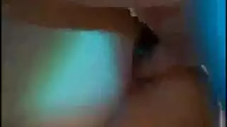 كتكوت شقراء نحيفة ، تقوم بيلا بفرك بوسها بلطف ، بينما يتم حشوها بقضيب صلب