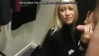 ترتد شقراء قرنية في الزي الأحمر لأعلى ولأسفل أثناء ركوب عصا اللحم التي لا تشبع عشيقها. ترتد شقراء قرنية في الزي الأحمر لأعلى ولأسفل أثناء ركوب عصا اللحم التي لا تشبع عشيقها.