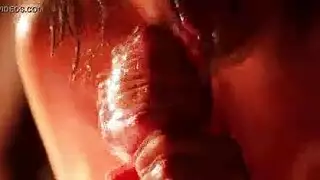 الديوث أسري إيدن يركب قضيبًا صلبًا أثناء امتصاص قضبان ضخمة مثل المحترفين