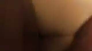 الرجل الأسود يمارس الجنس مع امرأة عاهرة بينما تعمل صديقته في مكتب آخر