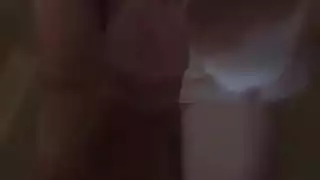 شقراء روسية تمتص بلطف عصا لحم صلبة ، بينما تركع أمام رجلها