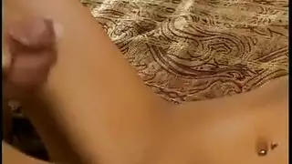 شقراء بالملل مع كبير الثدي يحب بعد أن يمسح بوسها من قبل رجل