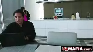 هي دائما تغش في زوجها معه