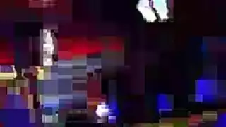 تعرضت راقصة القطب الشقراء للخبط أمام الكاميرا ، لأنها تناسب صنمها ورغباتها