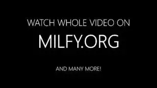 أم هاوية تلعق بلطف كس ابنها الصغير لأنها تريد أن تجعله نائب الرئيس