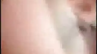 الزوجة الشقية تحلب زوجها ، لأنه يشعر بالارتياح بهذه الطريقة في كل مرة