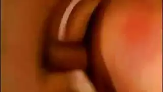 الفتاة اللطيفة تعطي المص لطيف وتتمتع عندما يقوم صديقها بداخلها