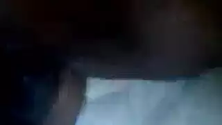 العاهرة الغريبة تبذل قصارى جهدها لإرضاء ضيفها ، بينما تكون في قضيب زجاجي ضخم العاهرة الغريبة تبذل قصارى جهدها لإرضاء ضيفها ، بينما تكون في قضيب زجاجي ضخم