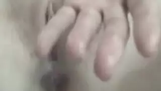 تلعب امرأة سمراء فاتنة مع هزاز لها حتى انها