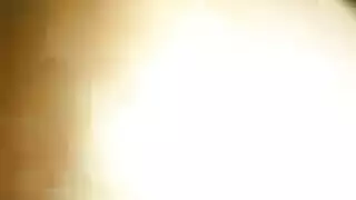 يحصل مارس الجنس فاتنة شقراء مفعم بالحيوية والشعر الداكن بشدة ، من قبل ثلاثة رجال مقرن