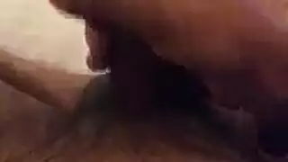 رجل أقرن يضايق سراويله الداخلية في المرآب ويلمسها بمقصه المطاطي رجل أقرن يضايق سراويله الداخلية في المرآب ويلمسها بمقصه المطاطي