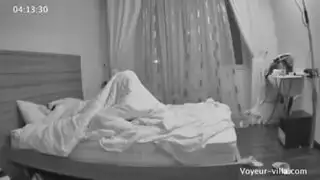 كتكوت شقراء موشوم ، كيارا لورد تمتص ديكًا أسودًا كبيرًا ، بينما تركع على الأرض