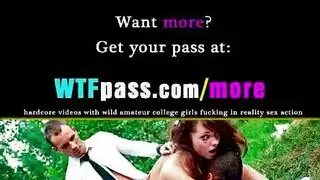 تعرف امرأة سمراء جميلة أن زجاجة الماء الخاصة بها هي لعبة جيدة جدًا لبوسها الرطب الجائع