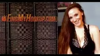 امرأة سمراء التي يبدو أنها وكيل عقارات تمارس الجنس بشكل عرضي مع عملائها