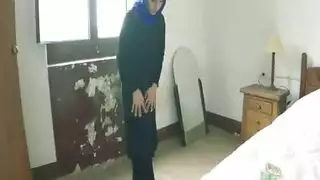 بنت عربيه بتتناك 18 سنه بنت عربيه بتتناك 18 سنه