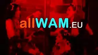 امرأة سمراء وسمراء يلعبان بلعبة جنسية ضخمة ، في منتصف يوم جميل