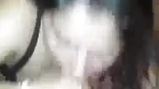 ذهبت امرأة سمراء مفلس ورجل وسيم إلى غرفتها في الفندق لممارسة الجنس طوال اليوم