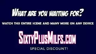 ناضجة ، امرأة سمراء ذات وشم مع كبير الثدي تأكل نائب الرئيس من عمود زجاجي ضخم