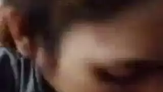 سيدة جميلة تقوم بفرك الديك الثابت لعميلها برفق على ركبته أثناء جلسة تدليك سيدة جميلة تقوم بفرك الديك الثابت لعميلها برفق على ركبته أثناء جلسة تدليك