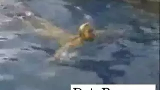 اثنين من الفراخ من الجنس مثلي الجنس مأخوذ من الخلف من قبل المرضى ملثمين.