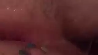 امرأة سمراء أنيقة محطمة ، ترتدي كالي غايتون قناعًا على وجهها أثناء ممارسة الجنس