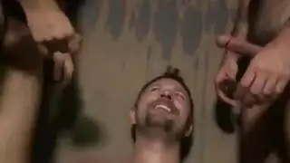 رجال قرنية مع ديكس صلبة ينشرون جواربهم في غرفة التدليك بينما يحصلون على عصابة رجال قرنية مع ديكس صلبة ينشرون جواربهم في غرفة التدليك بينما يحصلون على عصابة