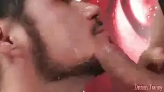 سيدة جميلة تأخذ بيليارد في العمل وزوج يراقب الألم أمامها. سيدة جميلة تأخذ بيليارد في العمل وزوج يراقب الألم أمامها.
