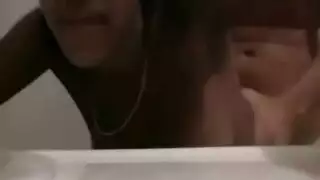 شاب وسيم مع قضيب صغير يخرج من المرحاض شاب وسيم مع قضيب صغير يخرج من المرحاض