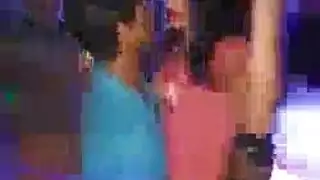 قنبلة مبتذلة في الملابس الداخلية الوردية تحصل على شكل قضيبها