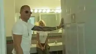 فتاتان جميلان ورجل وسيم على وشك الحصول على مغامرة جنسية جماعية. فتاتان جميلان ورجل وسيم على وشك الحصول على مغامرة جنسية جماعية.