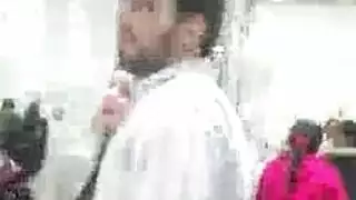 خدع الرجل الوسيم امرأته ليقوم بأداء الفتاة الكبيرة الجاهزة