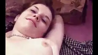 ربة منزل قرنية رعاية ابنتها