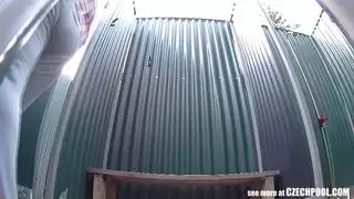 استمنى في الأماكن العامة بعد الاستحمام من قبل أخيها