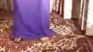 تقضي المراهقة البريئة وقتًا رائعًا مع رجلين في نفس الوقت على سريرها