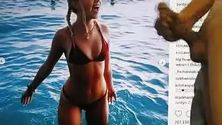 شقراء الآسيوية يتبول في الوعاء شقراء الآسيوية يتبول في الوعاء