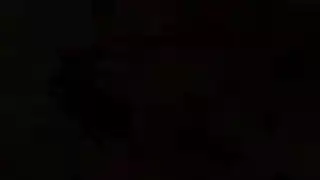عارية أنيقة دمية حمراء الشعر في سيور وردية عارية عارية أنيقة دمية حمراء الشعر في سيور وردية عارية