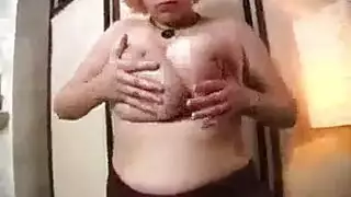 كيكي تحصل على ثقوبها مليئة بالعصائر الساخنة من رفاقها الذين يحبون لعق حو لها كيكي تحصل على ثقوبها مليئة بالعصائر الساخنة من رفاقها الذين يحبون لعق حو لها